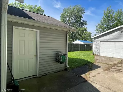 Exterior - 611 S Logan St, Elyria, OH 44035 photo 3 of 4
