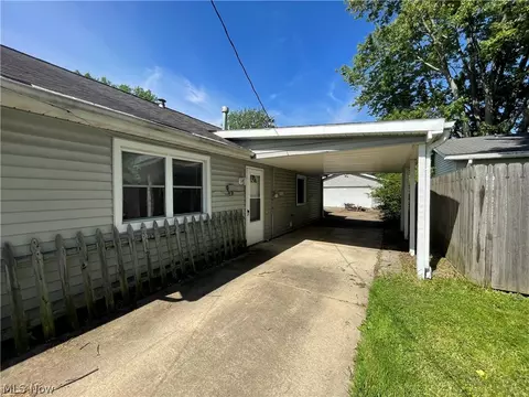 Exterior - 611 S Logan St, Elyria, OH 44035 photo 2 of 4