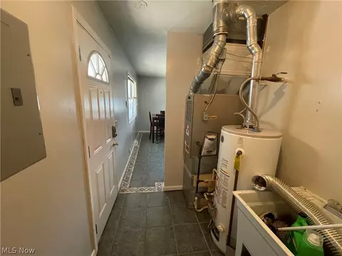 Entry Way - 611 S Logan St, Elyria, OH 44035 photo 3 of 3