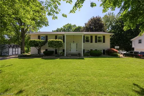 1300 Hyacinth Dr NE, North Canton, OH 44720