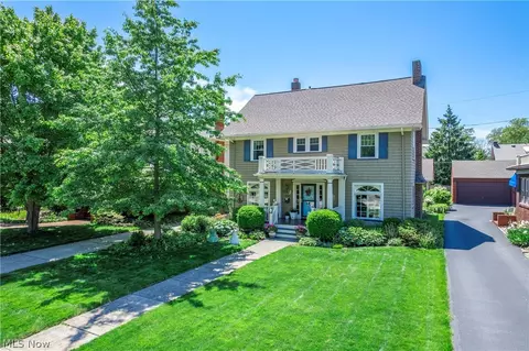 1090 Erie Cliff Dr, Lakewood, OH 44107