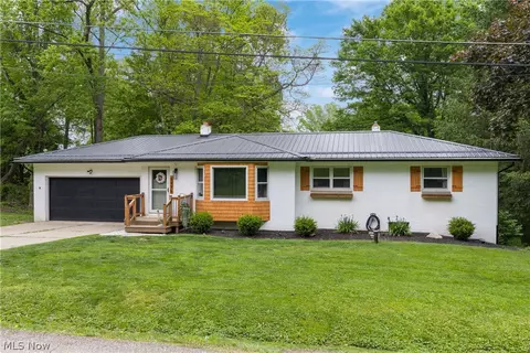 8496 Shadyview Ave NW, Clinton, OH 44216