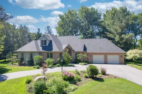 10 Deep Creek Ln, Moreland Hills, OH 44022