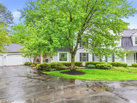 104 Manor Brook Dr, Chagrin Falls, OH 44022