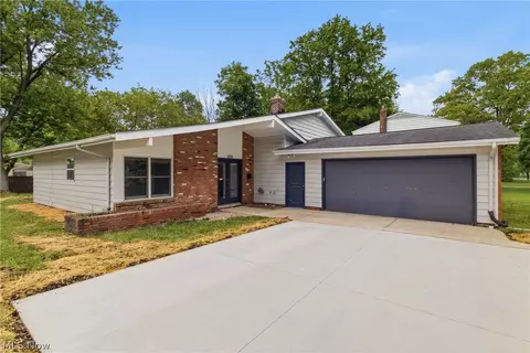 6195 Stafford Dr, North Olmsted, OH 44070