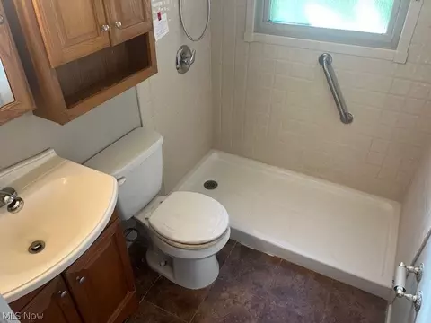 Bath - 1153 Gulf Rd, Elyria, OH 44035 photo 1 of 2