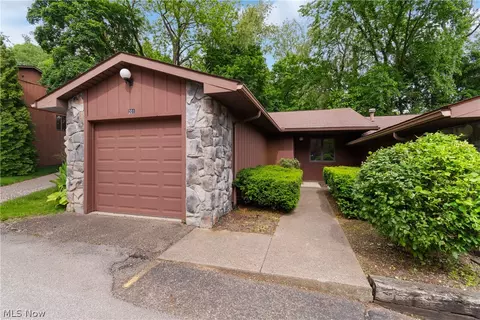1033 Washington St #201, Wooster, OH 44691