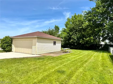 15460 Rademaker Dr, Brook Park, OH 44142 photo 5