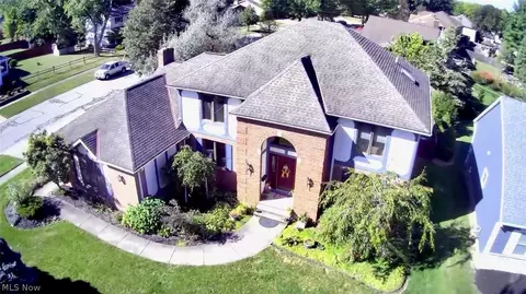 7432 Baldwin Creek Dr, Middleburg Heights, OH 44130