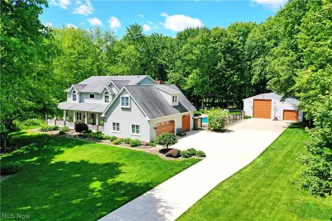 6752 Brookhollow Dr, Lordstown, OH 44481