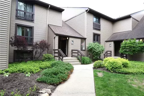 1115 Canyon View Rd, Sagamore Hills, OH 44067