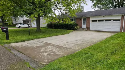 2010 38th St NE, Canton, OH 44705