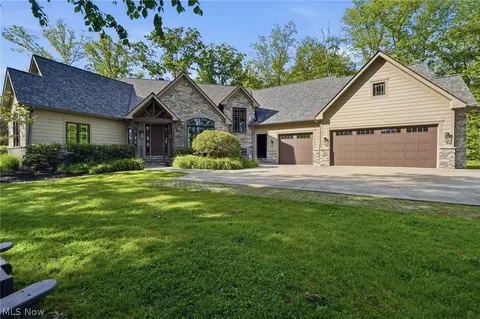 7230 Brighton Park Ct, Chagrin Falls, OH 44023