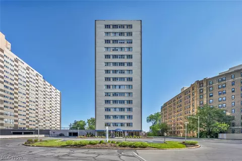 12520 Edgewater Dr #1106, Lakewood, OH 44107