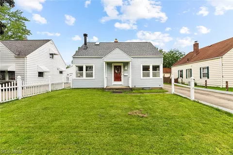 3211 Oakwood Dr, Cuyahoga Falls, OH 44221