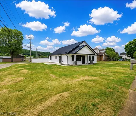 1545 Roanoke Ave, Uhrichsville, OH 44683