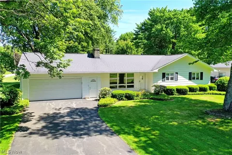 4975 Maple Dr, Vienna, OH 44473