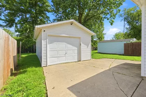 176 Clinton Ave, Elyria, OH 44035 photo 4