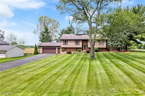 11033 Santa Fe Trl NE, Hartville, OH 44632