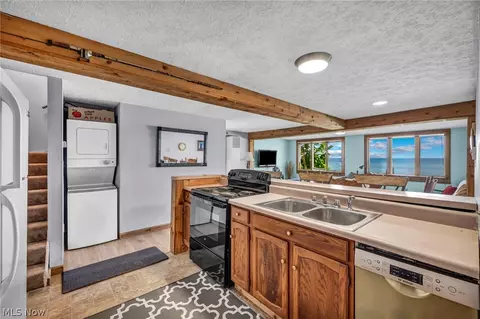 Kitchen - 15 Lake Hurst Dr, Ashtabula, OH 44004 photo 1 of 3