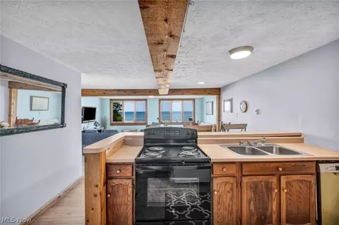Kitchen - 15 Lake Hurst Dr, Ashtabula, OH 44004 photo 2 of 3