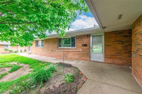 21834 River Oaks Dr #E2, Rocky River, OH 44116