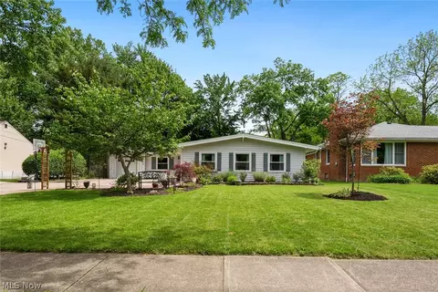 8975 Lindberg Blvd, Olmsted Falls, OH 44138