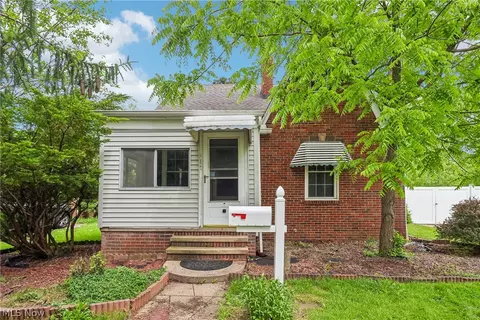 6595 York Rd, Parma Heights, OH 44130