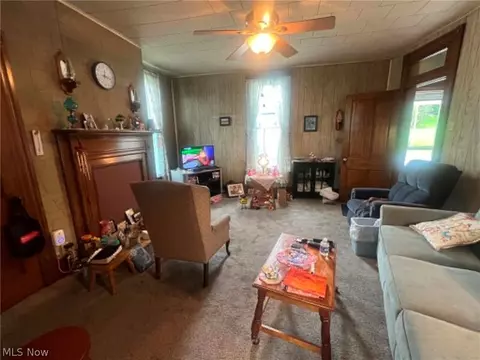 431 W Walnut St, Barnesville, OH 43713 photo 3
