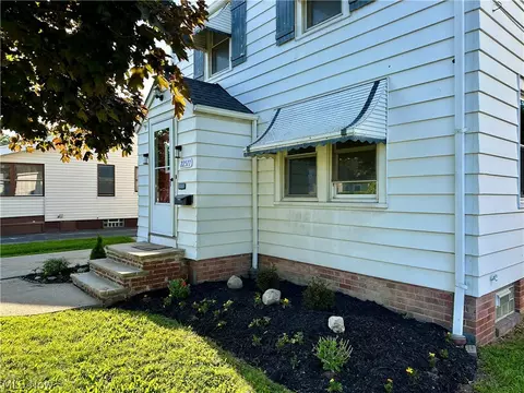 22571 Ivan Ave, Euclid, OH 44123 photo 3