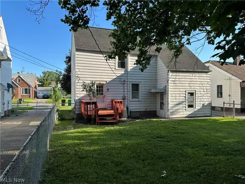 22571 Ivan Ave, Euclid, OH 44123 photo 4