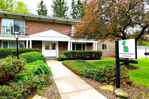 5009 Nob Hill Dr #B2, Chagrin Falls, OH 44022