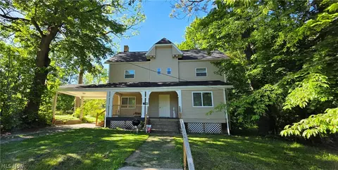 34 Illinois Ave, Youngstown, OH 44505