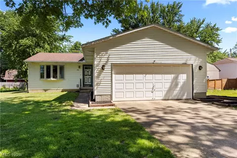 536 Fieldstone Dr, Amherst, OH 44001