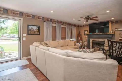 8026 Garnet Ave NE, Canton, OH 44721 photo 4