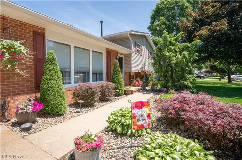 8026 Garnet Ave NE, Canton, OH 44721 photo 2