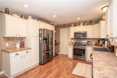8026 Garnet Ave NE, Canton, OH 44721 photo 11