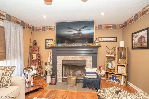 8026 Garnet Ave NE, Canton, OH 44721 photo 5