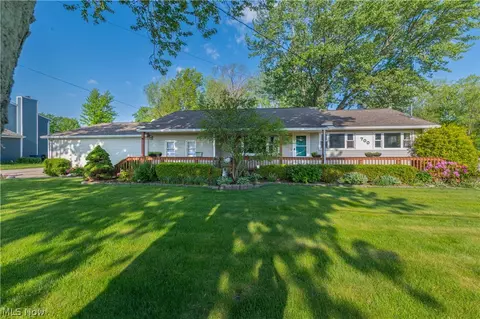 700 Harris Rd, Sheffield Lake, OH 44054