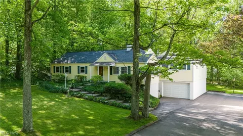 8253 Summit Dr, Chagrin Falls, OH 44023
