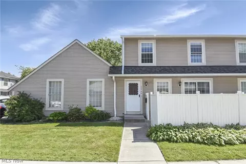 20466 Williamsburg Ct #208B, Middleburg Heights, OH 44130