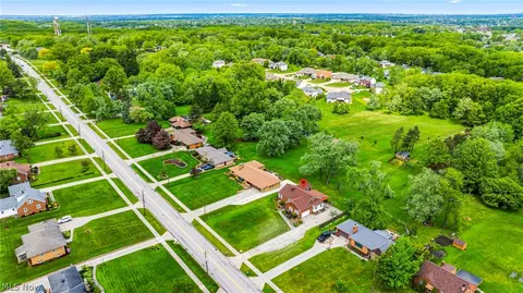 View/Area - 725 Chestnut Rd, Seven Hills, OH 44131 photo 2 of 4