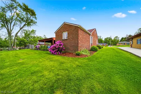 Exterior - 725 Chestnut Rd, Seven Hills, OH 44131 photo 5 of 7
