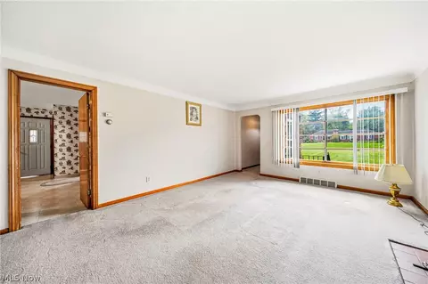 Living - 725 Chestnut Rd, Seven Hills, OH 44131 photo 3 of 3