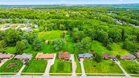View/Area - 725 Chestnut Rd, Seven Hills, OH 44131 photo 1 of 4