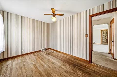 Bedroom - 725 Chestnut Rd, Seven Hills, OH 44131 photo 3 of 6