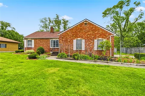 Exterior - 725 Chestnut Rd, Seven Hills, OH 44131 photo 1 of 7