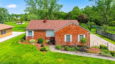 725 Chestnut Rd, Seven Hills, OH 44131