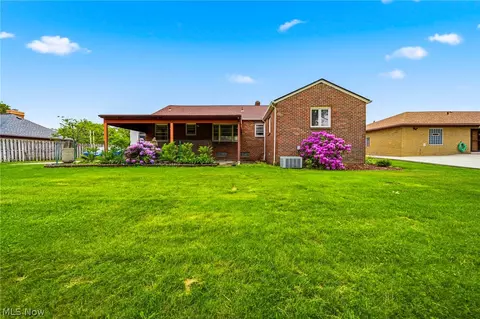 Exterior - 725 Chestnut Rd, Seven Hills, OH 44131 photo 4 of 7