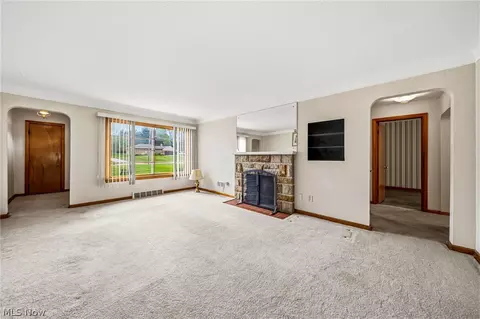Living - 725 Chestnut Rd, Seven Hills, OH 44131 photo 1 of 3